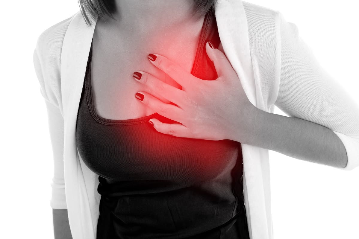 Đau tức ngực là một trong những triệu chứng của bệnh van tim